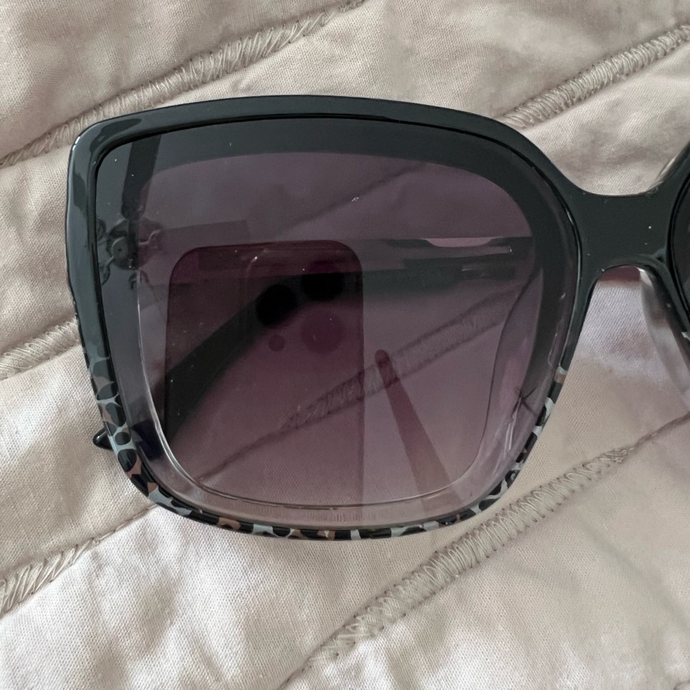Tahari Sunglasses - Picture 2 of 5